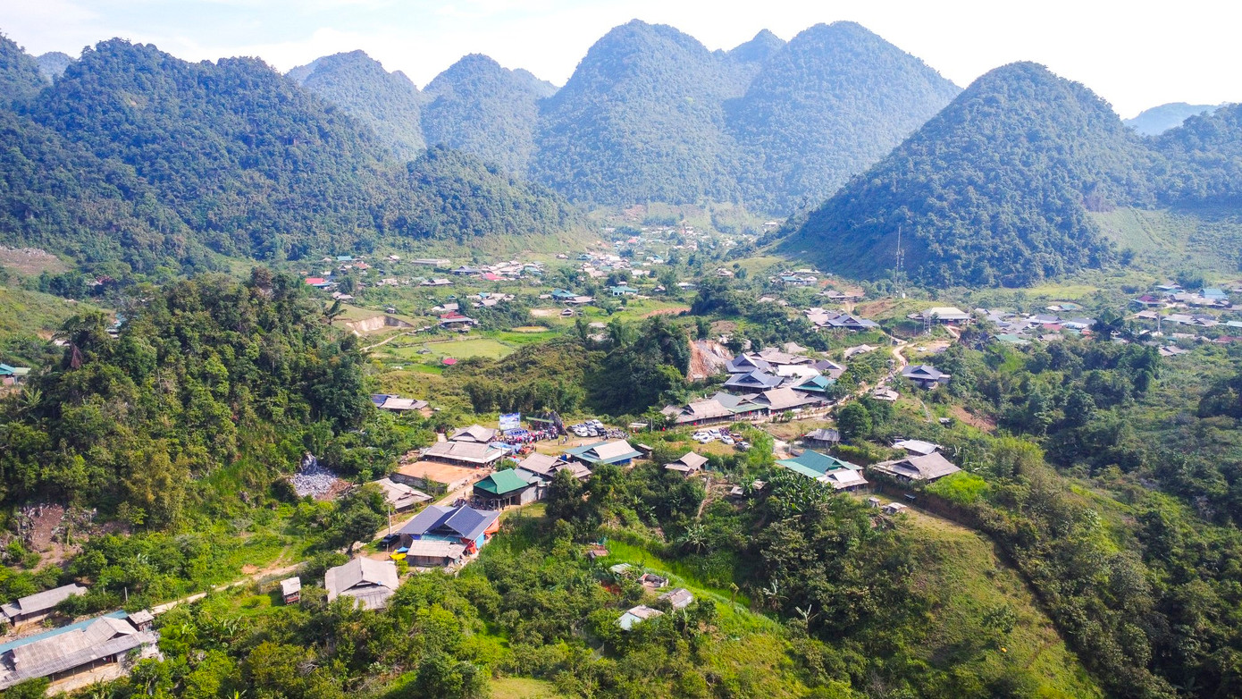 Xã Mường Lống nằm ở độ cao 1.500 m so với mực nước biển, quanh năm khí hậu mát mẻ nên thuận lợi cho sự sinh trưởng, phát triển của cây mận.