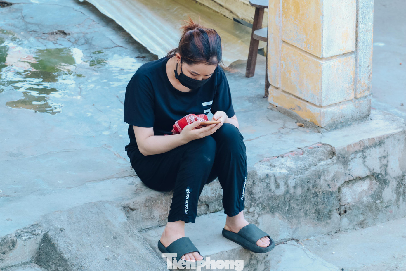 Nhiều người phụ nữ phải gửi con cho ông bà nội, ngoại rồi bắt xe vượt đường xa từ vùng biên giới xuống chăm chồng.