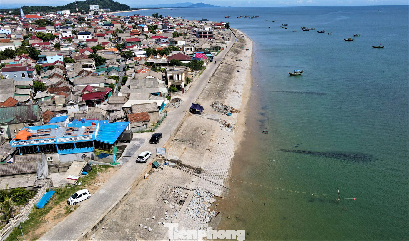 Tuyến kè biển xã Cẩm Nhượng được xây dựng từ năm 2003 với tổng chiều dài hơn 1,2km. Tuyến kè này có vai trò chắn sóng, bảo vệ cho khoảng 1.200 hộ dân với hơn 5.000 nhân khẩu tại các thôn Phúc Hải, Xuân Bắc, Xuân Nam, Hải Bắc, Hải Nam và thôn Chùa.