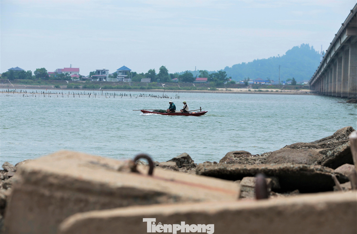 "Nhiều tàu thuyền khi ra vào lạch lúc triều cường rút đã va phải các tảng đá, khối bê tông ngầm dưới chân cầu làm thủng tàu hoặc gãy chân vịt, rất nguy hiểm. Chúng tôi nhiều lần ý kiến trong các cuộc tiếp xúc cử tri để mong cơ quan chức năng thu dọn các khối đá, bê tông bên dưới hoặc khơi rộng luồng lạch song chưa có kết quả", ông Dũng (65 tuổi, trú xã Cẩm Lĩnh) chia sẻ.