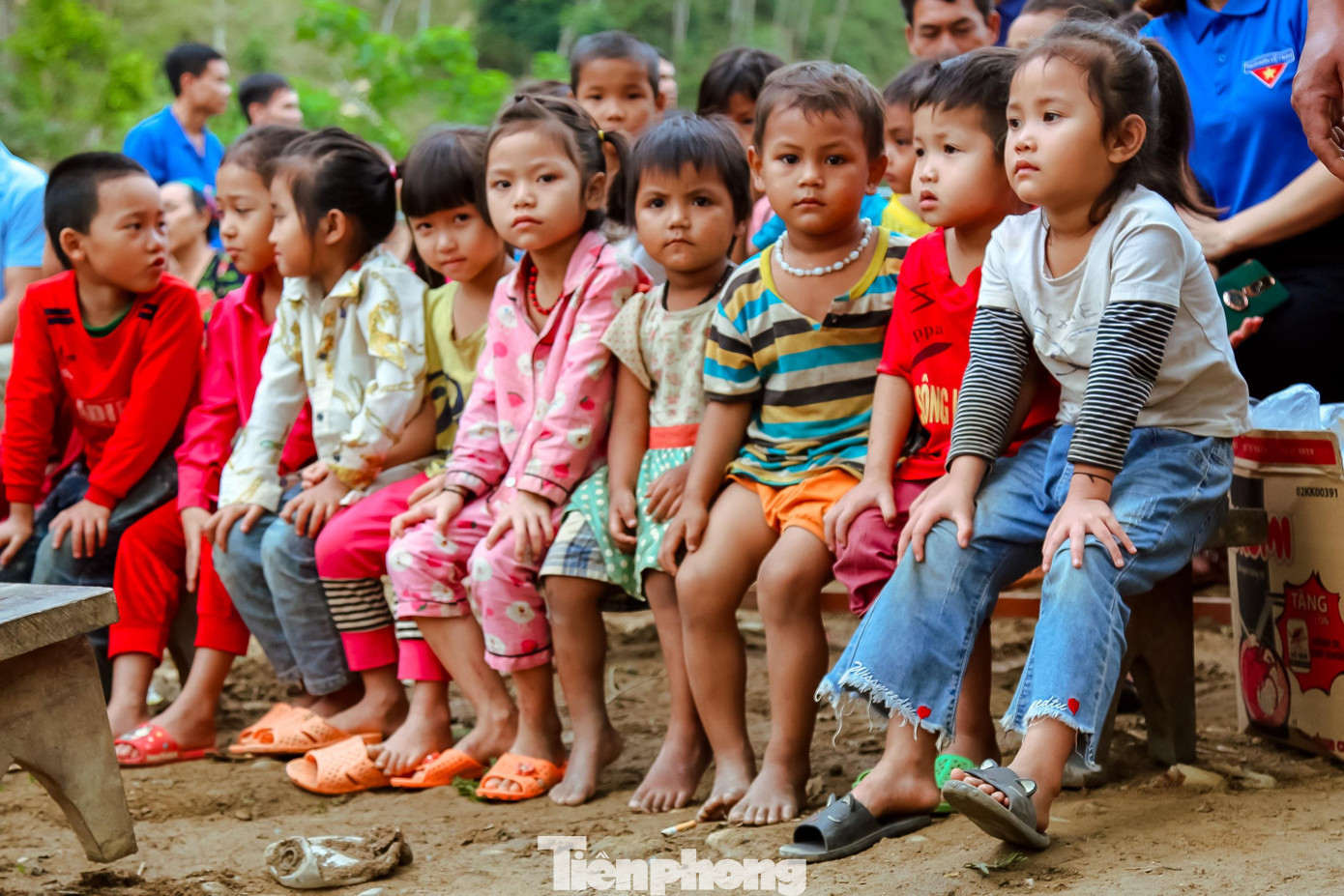 Các em nhỏ và người dân bản Lưu Thắng có mặt tại lễ khởi công.