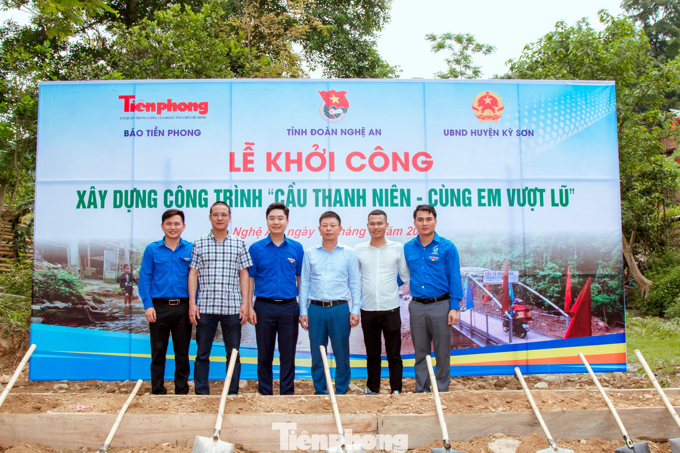 BTC và đại biểu thực hiện nghi lễ khởi công.