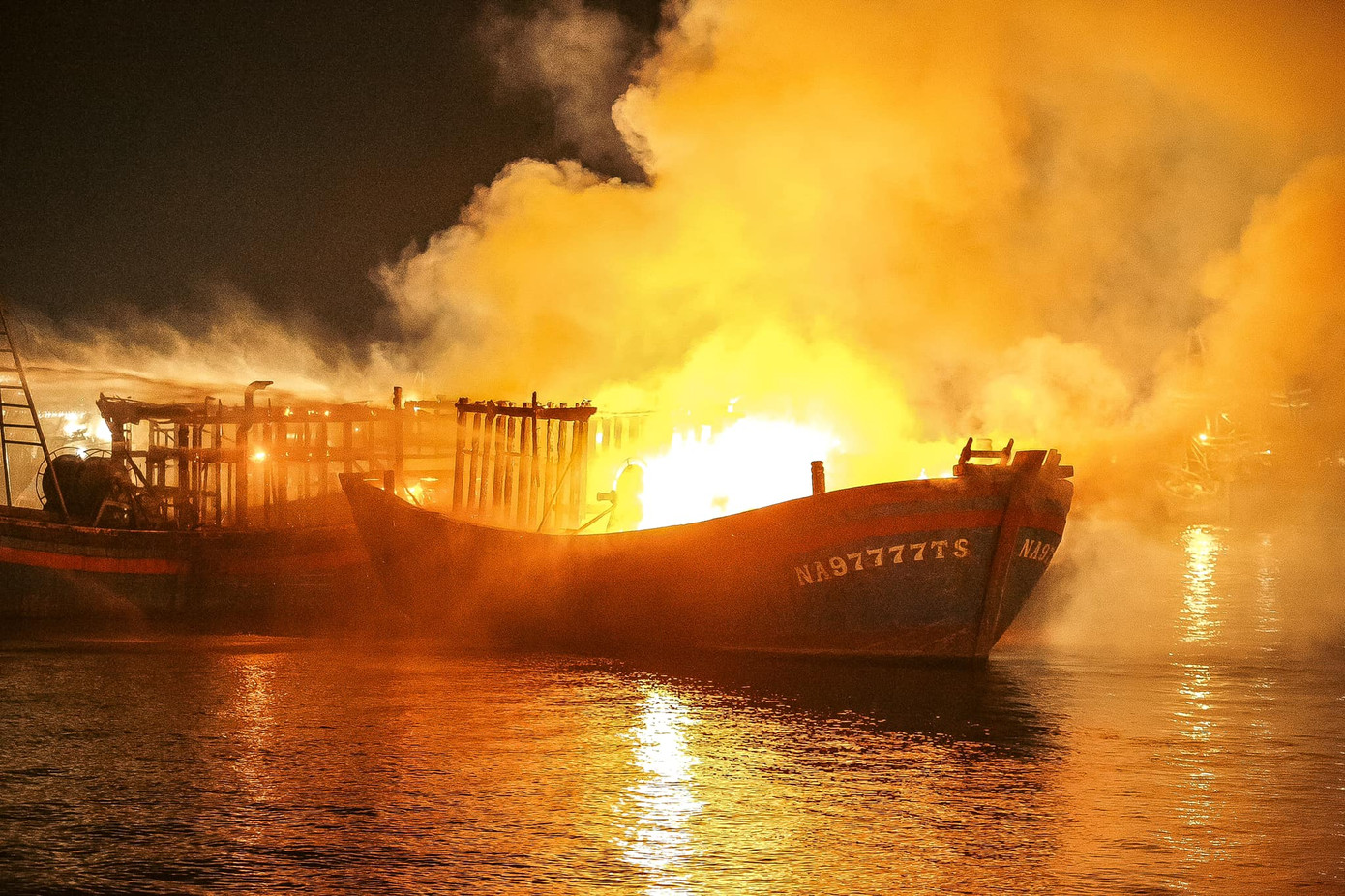 Khi xảy ra cháy, các tàu bị trôi dạt tạo nên 3 điểm cháy khác nhau. Trong khi đó, trên tàu có dầu, nhiều vật dụng dễ cháy nên khi lửa bùng lên ngùn ngụt khiến việc dập đám cháy gặp khó khăn. Ảnh: P.Nam.