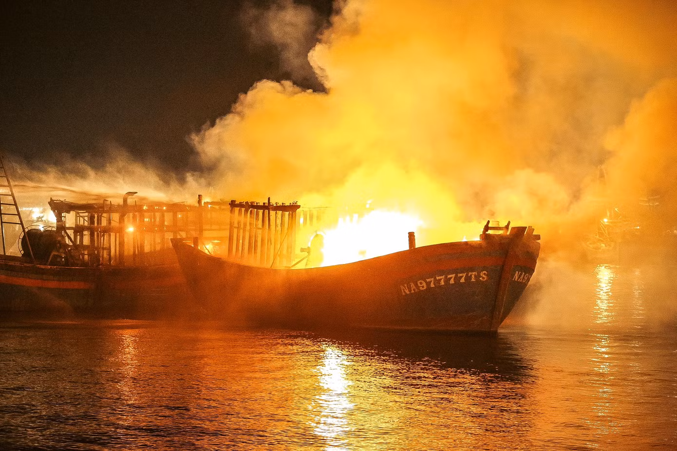 Khi xảy ra cháy, các tàu bị trôi dạt tạo nên 3 điểm cháy khác nhau. Trong khi đó, trên tàu có dầu, nhiều vật dụng dễ cháy nên khi lửa bùng lên ngùn ngụt khiến việc dập đám cháy gặp khó khăn. Ảnh: P.Nam.