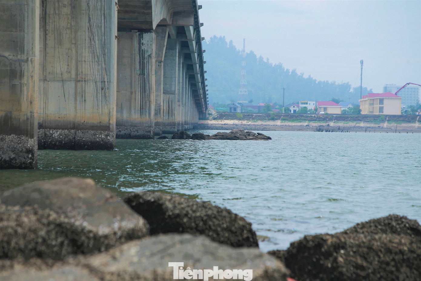 Người dân địa phương cho biết, Cửa Nhượng là cửa biển lớn tuy nhiên lúc thủy triều hạ, luồng lạch thu hẹp, cùng với việc xuất hiện những khối đá, bê tông khiến tàu thuyền gặp khó khăn khi qua lại.