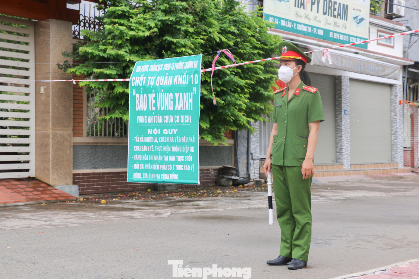 Trong những ngày dịch COVID-19 bùng phát và diễn biến phức tạp, phường Trường Thi, thành phố Vinh (Nghệ An) đã triển khai thiết lập 102 điểm Vùng Xanh trên 16 khối phố. Tại các điểm chốt luôn có lực lượng túc trực để kiểm soát người vào ra, ngăn chặn nguy cơ lây nhiễm từ bên ngoài. Trong ảnh: Nữ Thượng úy Thái Thị Thùy Trang - Công an phường Trường Thi trong một ca trực bảo vệ Vùng Xanh.