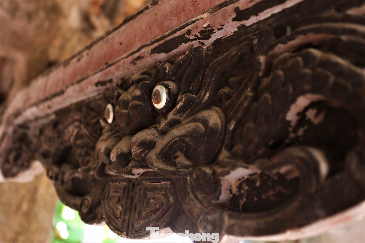 Những nét khắc tinh xảo, công phu và rất nghệ thuật trên chất liệu gỗ mít với cách bài trí đăng đối hài hòa. Các chủ đề trang trí phản ánh đời sống văn hóa dân gian truyền thống như rồng, phượng, hổ... Những nét khắc tinh xảo, công phu và rất nghệ thuật trên chất liệu gỗ mít với cách bài trí đăng đối hài hòa. Các chủ đề trang trí phản ánh đời sống văn hóa dân gian truyền thống như rồng, phượng, hổ...