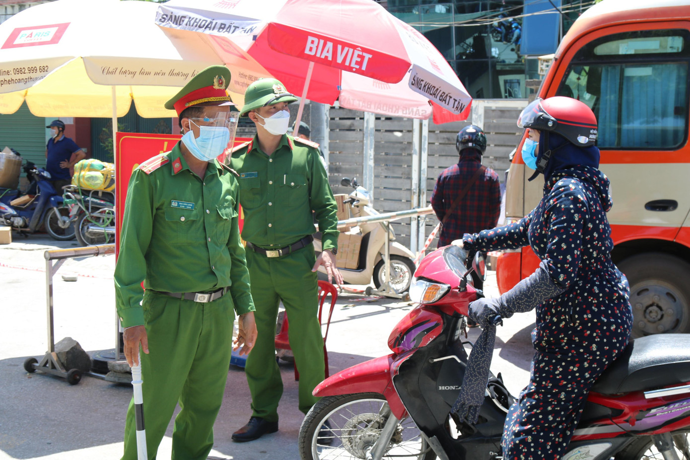 Lực lượng công an kiểm soát người ra vào vùng dịch.