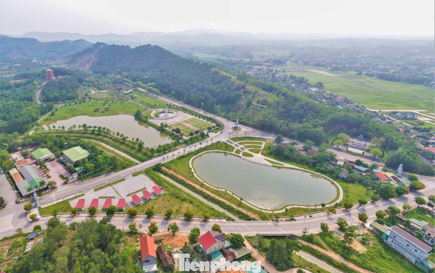 Những năm tháng chiến tranh, Ngã ba Đồng Lộc được xem là là mạch máu giao thông để hậu phương chi viện sức người, sức của cho miền Nam. Theo tài liệu, những năm 1964-1972, Đồng Lộc bị đánh phá liên tục. Từ tháng 4 đến tháng 10/1968, ngã ba Đồng Lộc hứng chịu gần 50.000 quả bom các loại, mặt đất biến dạng, đất đá cày đi xới lại.