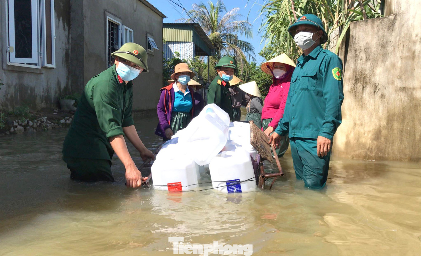 Ông Nguyễn Xuân Dinh - Phó chủ tịch UBND huyện Quỳnh Lưu cho biết, do nước rút chậm nên hiện vẫn còn hàng trăm hộ dân ở xã Quỳnh Lâm, Quỳnh Hồng bị ngập nặng. Hiện các lực lượng chức năng đang tiếp tục triển khai công tác cứu trợ, hỗ trợ người dân khắc phục hậu quả mưa lũ. Ông Nguyễn Xuân Dinh - Phó chủ tịch UBND huyện Quỳnh Lưu cho biết, do nước rút chậm nên hiện vẫn còn hàng trăm hộ dân ở xã Quỳnh Lâm, Quỳnh Hồng bị ngập nặng. Hiện các lực lượng chức năng đang tiếp tục triển khai công tác cứu trợ, hỗ trợ người dân khắc phục hậu quả mưa lũ.