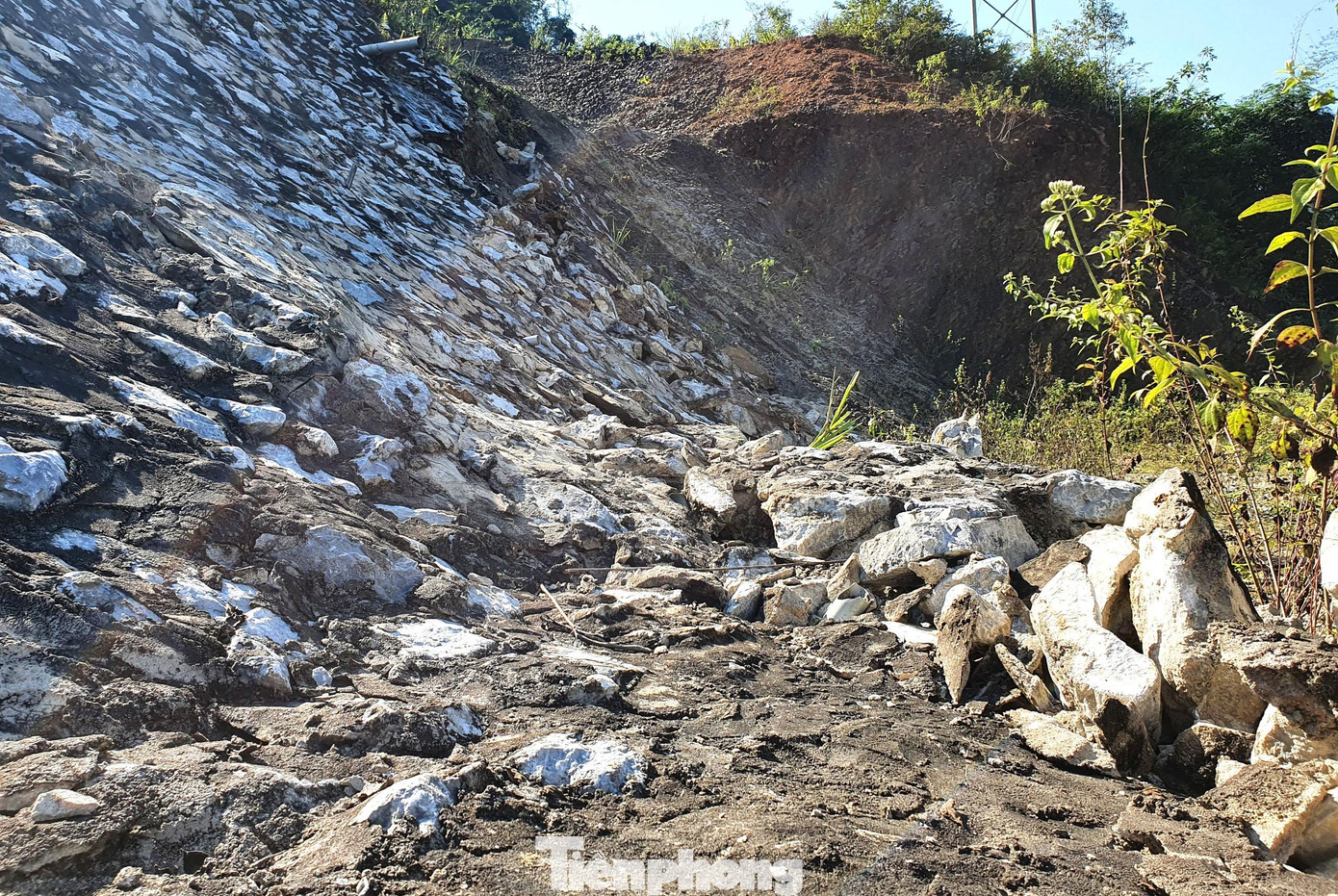 Qua kiểm tra, cơ quan chức năng xác định bờ kè này xuất hiện vết nứt với cung trượt khoảng 80 - 100 m, chỗ nứt rộng nhất 0,5m, sâu từ 0,5 - 1m, phần chân mái kè bị đẩy xê dịch so với vị trí ban đầu 0,5 - 1m, gây vỡ mương thoát nước dưới chân ta luy.