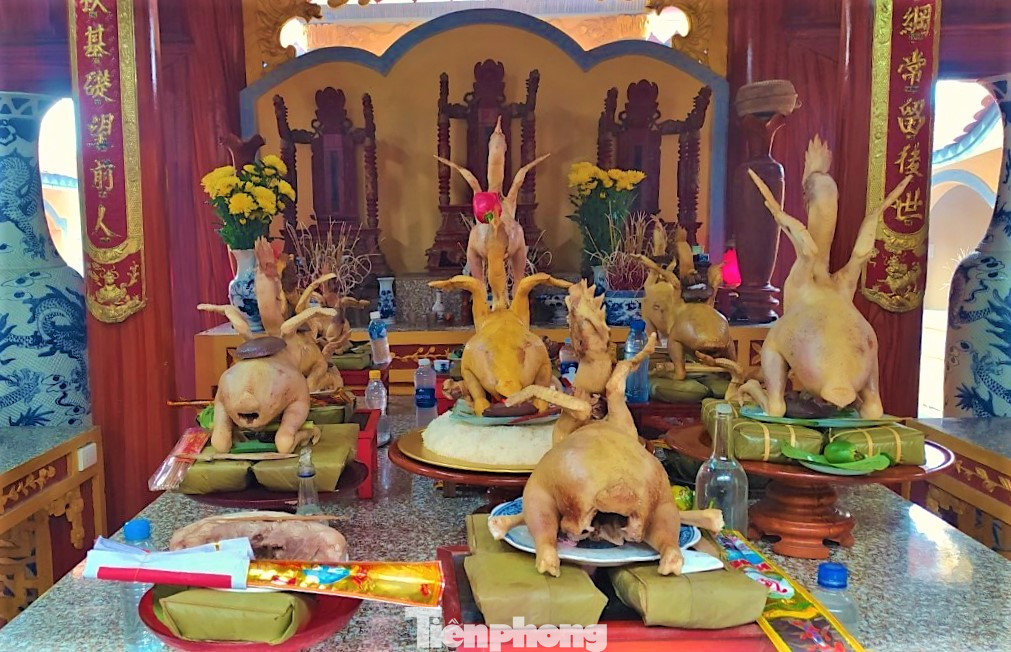 Ngày rằm tháng 7 Âm lịch, các gia đình, dòng họ ở Nghệ An, Hà Tĩnh lại chuẩn bị các mâm cỗ đầy đủ món chay, mặn, ngọt, dâng lên bàn thờ tổ tiên để thể hiện lòng thành kính với người đã khuất và tình thương yêu với chúng sinh. Đây trở thành nét văn hóa truyền thống của người dân địa phương.