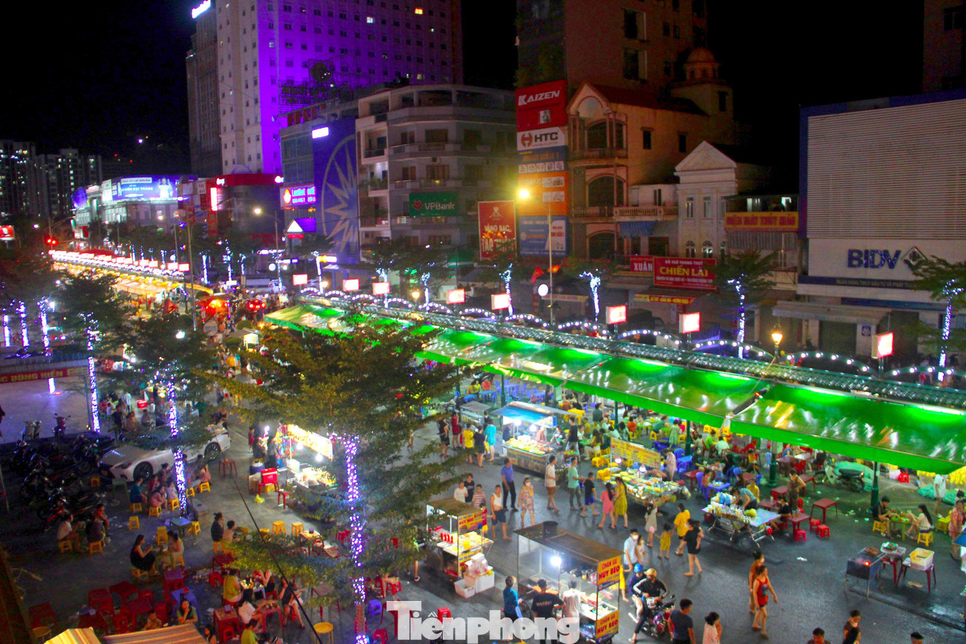 Thời gian qua, UBND thành phố Vinh đã nâng cấp, chỉnh trang nhiều hạng mục như mái che, hệ thống điện chiếu sáng, đèn trang trí dọc 2 bên tuyến phố; hệ thống âm thanh, ánh sáng, các sạp hàng kinh doanh, công trình vệ sinh công cộng… để phố thêm lung linh hơn khi về đêm.