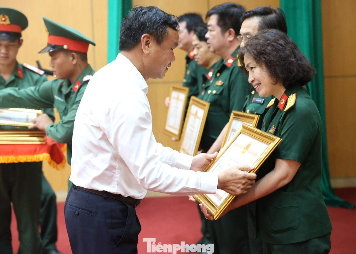 UBND tỉnh Phú Yên và Bệnh viện Quân y 175 trao Bằng khen tặng các tập thể, cá nhân có nhiều đóng góp trong chương trình thăm khám, tư vấn sức khỏe, phát thuốc và trao quà cho gia đình chính sách. UBND tỉnh Phú Yên và Bệnh viện Quân y 175 trao Bằng khen tặng các tập thể, cá nhân có nhiều đóng góp trong chương trình thăm khám, tư vấn sức khỏe, phát thuốc và trao quà cho gia đình chính sách.