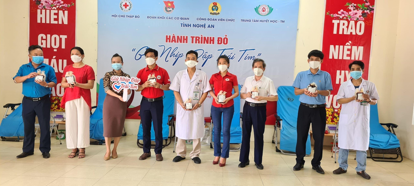 Sáng 26/6, Đảng ủy khối các cơ quan tỉnh, Đại học Y khoa Vinh, Công đoàn viên chức Nghệ An, Đoàn khối các cơ quan tỉnh Nghệ An, Trung tâm huyết học và truyền máu Nghệ An đã tổ chức chương trình "Hành trình đỏ - Giữ nhịp đập trái tim". Sáng 26/6, Đảng ủy khối các cơ quan tỉnh, Đại học Y khoa Vinh, Công đoàn viên chức Nghệ An, Đoàn khối các cơ quan tỉnh Nghệ An, Trung tâm huyết học và truyền máu Nghệ An đã tổ chức chương trình "Hành trình đỏ - Giữ nhịp đập trái tim".