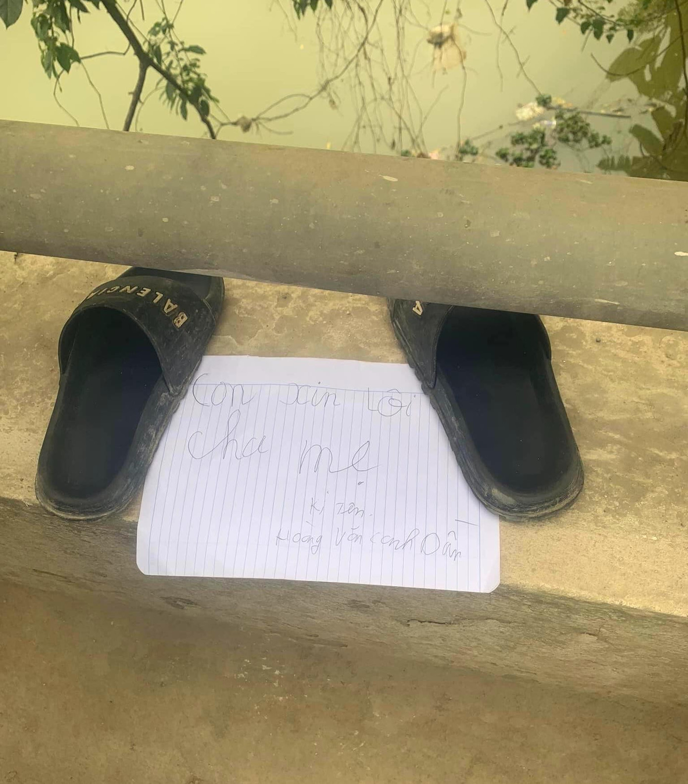 Tờ giấy ghi lời xin lỗi cha mẹ và đôi dép để lại trên cầu khiến nhiều người nghĩ nạn nhân đã nhảy cầu tự tử.