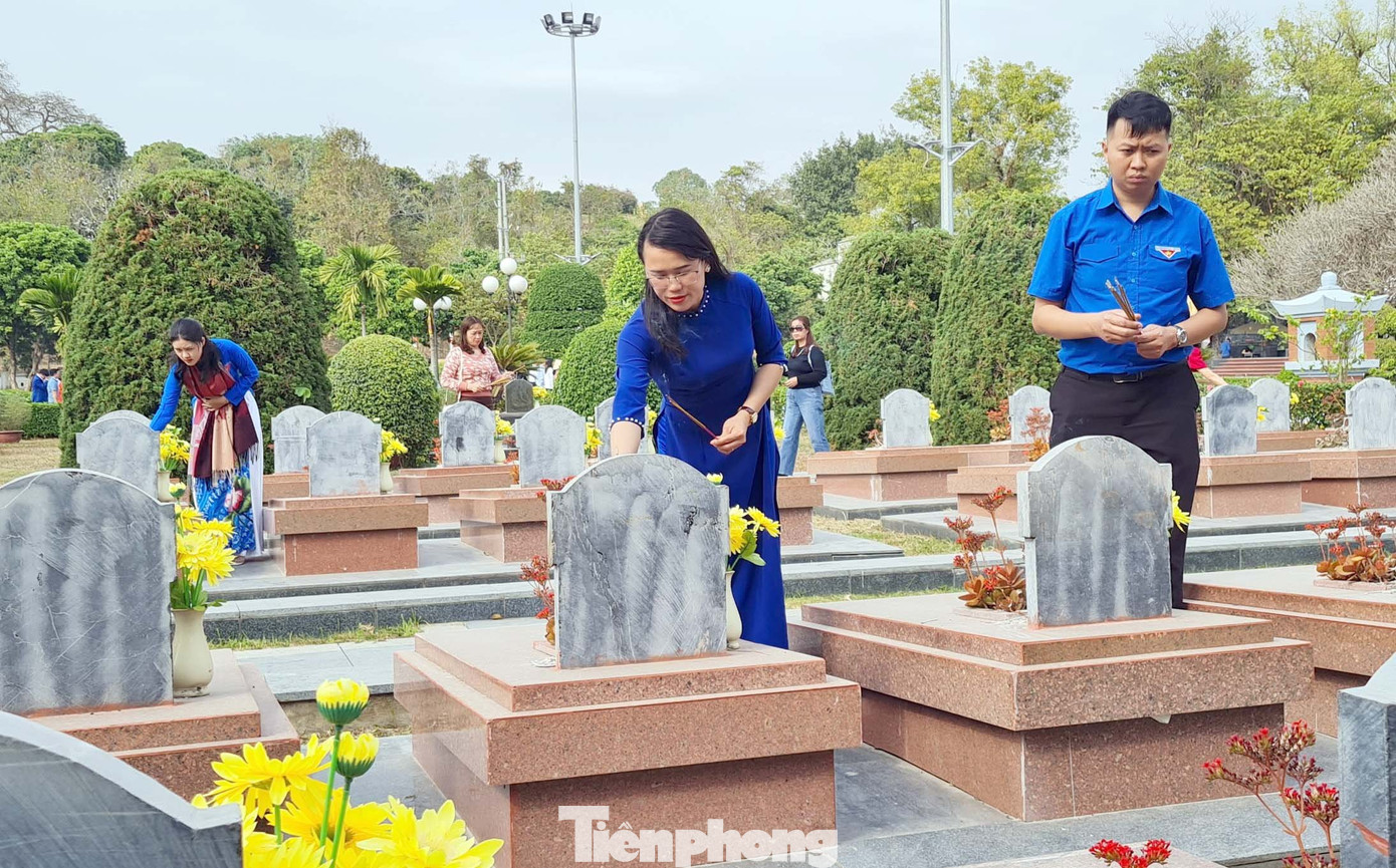 Các đoàn viên, thanh niên trong đoàn kính cẩn dâng hương lên các phần mộ liệt sĩ.