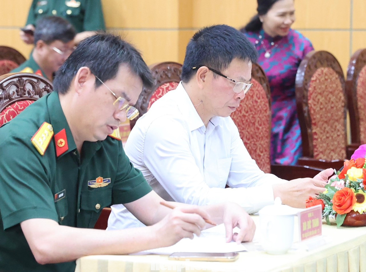 Đại biểu tham dự chương trình tổng kết thăm khám, tư vấn sức khỏe, phát thuốc và trao quà cho gia đình chính sách tại địa phương thuộc tỉnh Phú Yên. Đại biểu tham dự chương trình tổng kết thăm khám, tư vấn sức khỏe, phát thuốc và trao quà cho gia đình chính sách tại địa phương thuộc tỉnh Phú Yên.