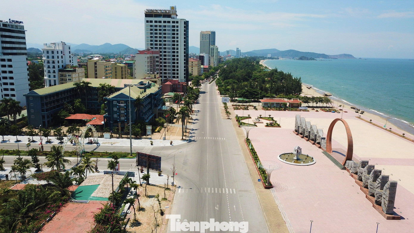 Thực hiện Chỉ thị 16, người dân thị xã Cửa Lò nghiêm chỉnh chấp hành. Trên đường Bình Minh, không có một bóng người qua lại. Thực hiện Chỉ thị 16, người dân thị xã Cửa Lò nghiêm chỉnh chấp hành. Trên đường Bình Minh, không có một bóng người qua lại.