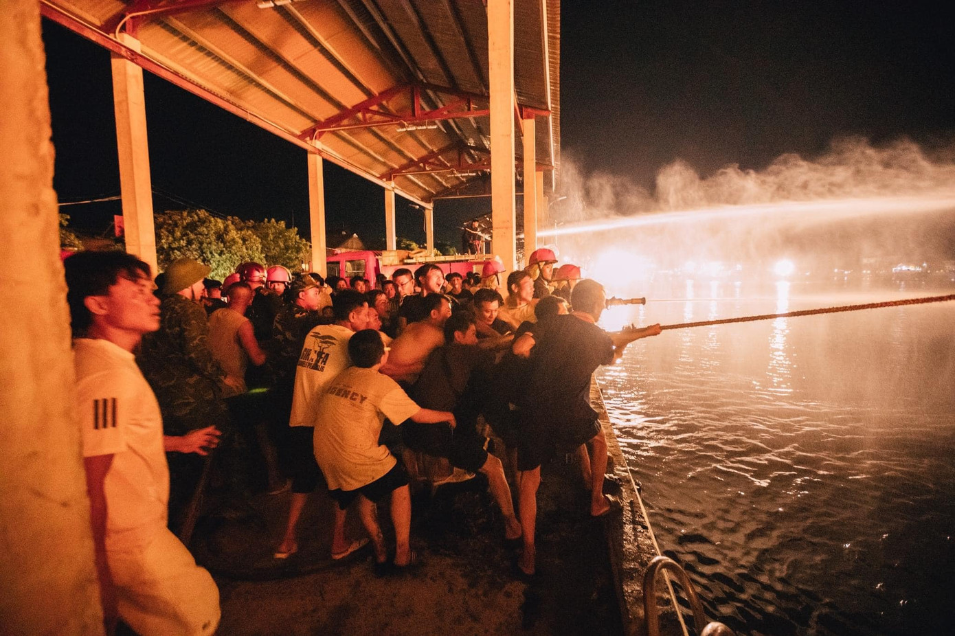 Phát hiện đám cháy, người dân xung quanh liền hô hoán, trình báo chính quyền địa phương đồng thời dùng các phương tiện tại chỗ để dập lửa cháy tàu. Ảnh: Mạnh Tino.