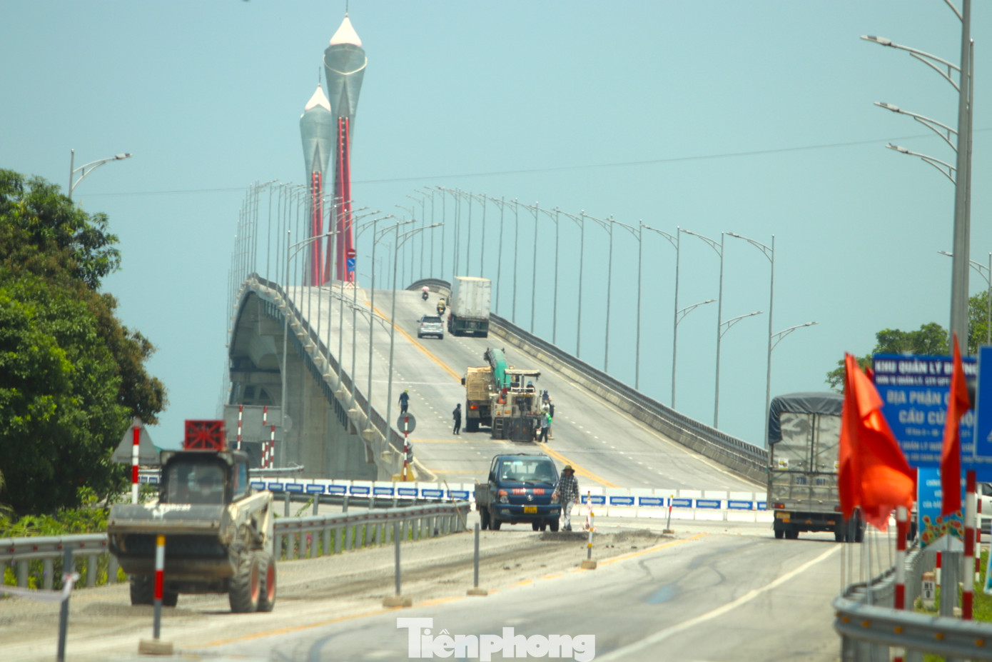 Sau một thời gian với lượng xe tải trọng lớn chạy qua đã khiến đường dẫn lên cầu Cửa Hội bị hằn lún, giao thông ảnh hưởng và có nhiều vụ tai nạn xảy ra tại đây. Cuối tháng 6/2023, đơn vị thi công đã tiến hành cào bóc lại khu vực hằn lún và sửa chữa lại đường.