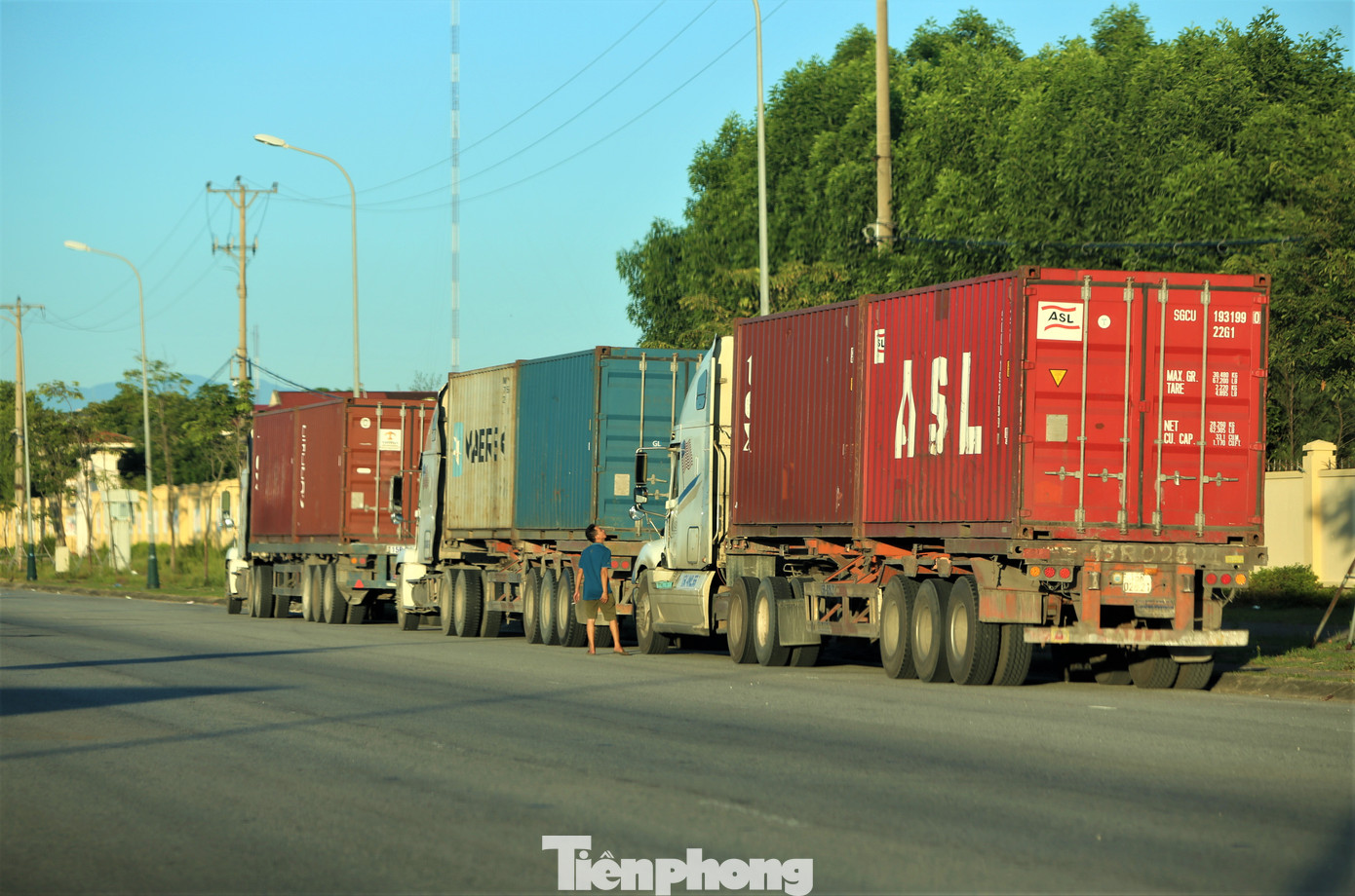 Hình ảnh đoàn xe dừng lại bên tuyến đường ven biển đoạn qua thị trấn Lộc Hà để nghỉ ngơi sau chuyến hành trình dài.