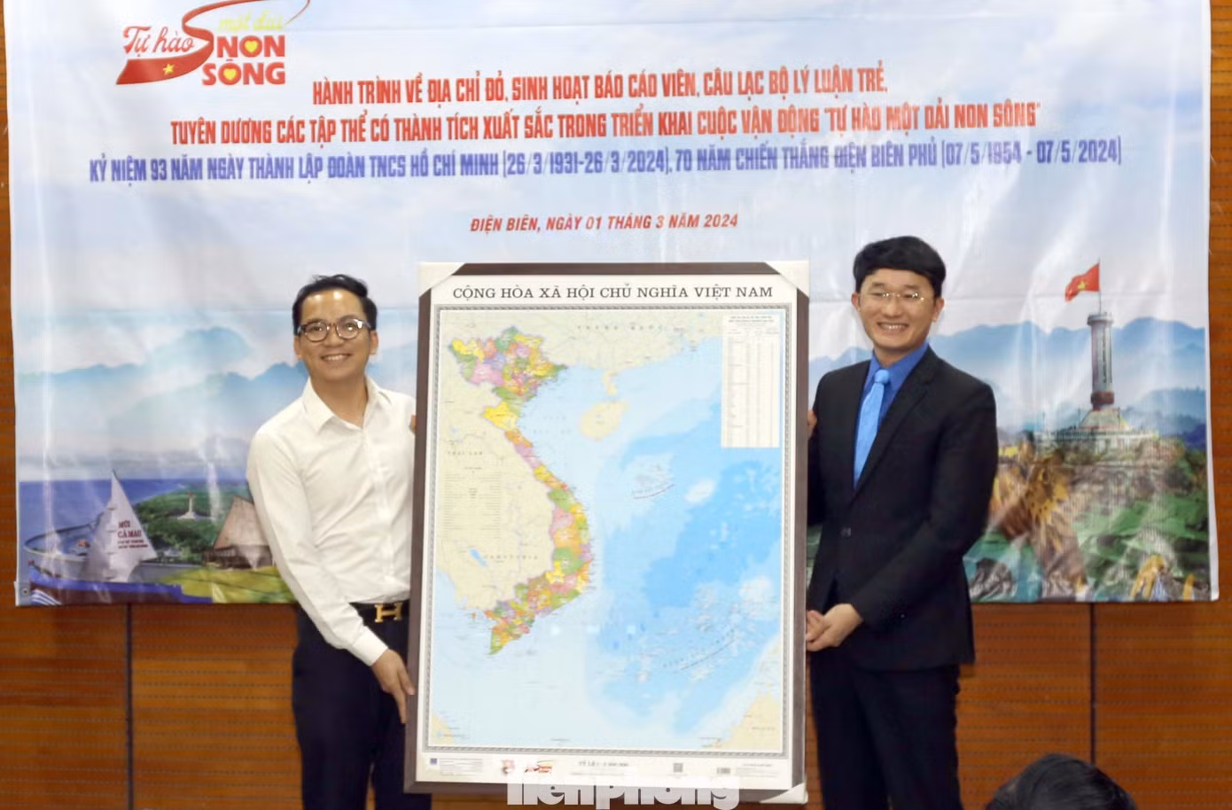 Tỉnh Đoàn trao tặng 50 bản đồ Tổ quốc cho tỉnh Điện Biên.