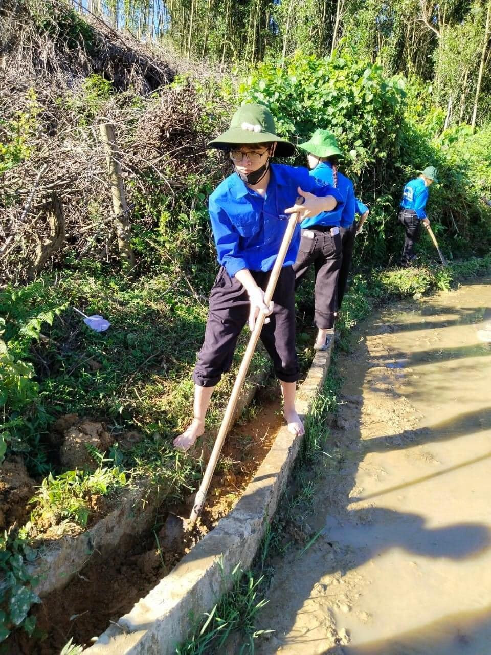 Không chỉ cấy lúa giúp dân, đoàn thanh niên cũng phối hợp với các xóm bản rà soát lại các điểm thiếu nước để cấy lúa, từ đó hỗ trợ người dân dẫn nước vào ruộng, nạo vét kênh mương… để đảm bảo đủ nước cấy lúa.