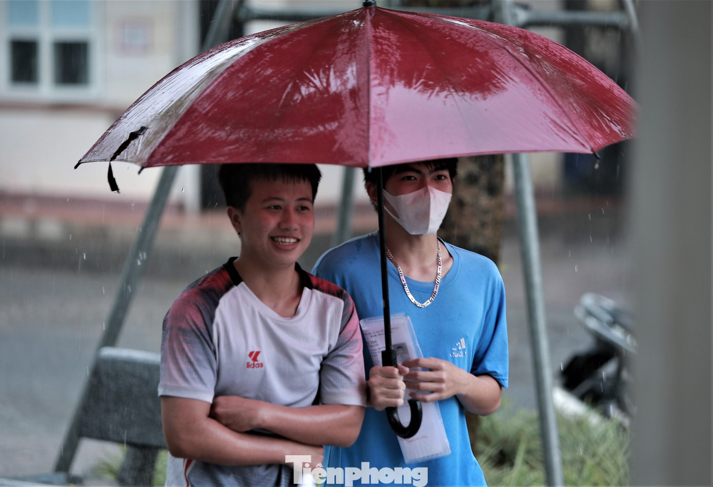 Thí sinh đội mưa, cùng đến địa điểm thi làm thủ tục với tâm lý khá thoái mái trước ngày &quot;vượt vũ môn&quot;.