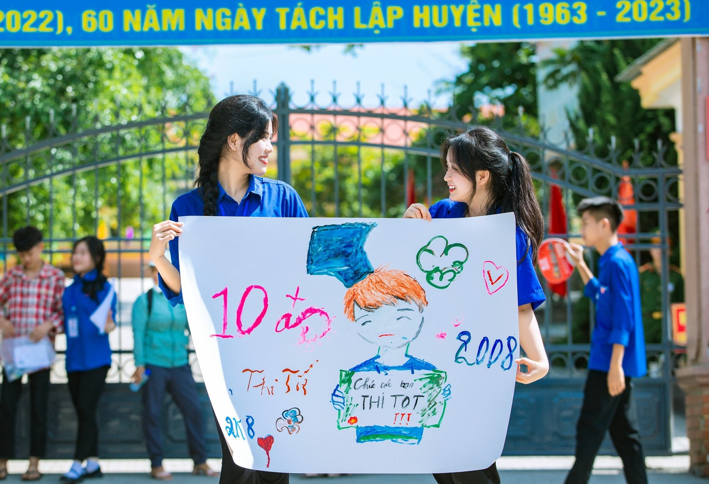 Trước cổng trường THPT Anh Sơn 1 (Nghệ An), các tình nguyện viên mang tranh vẽ động viên tinh thần các thí sinh. Ảnh: Rạng Đông