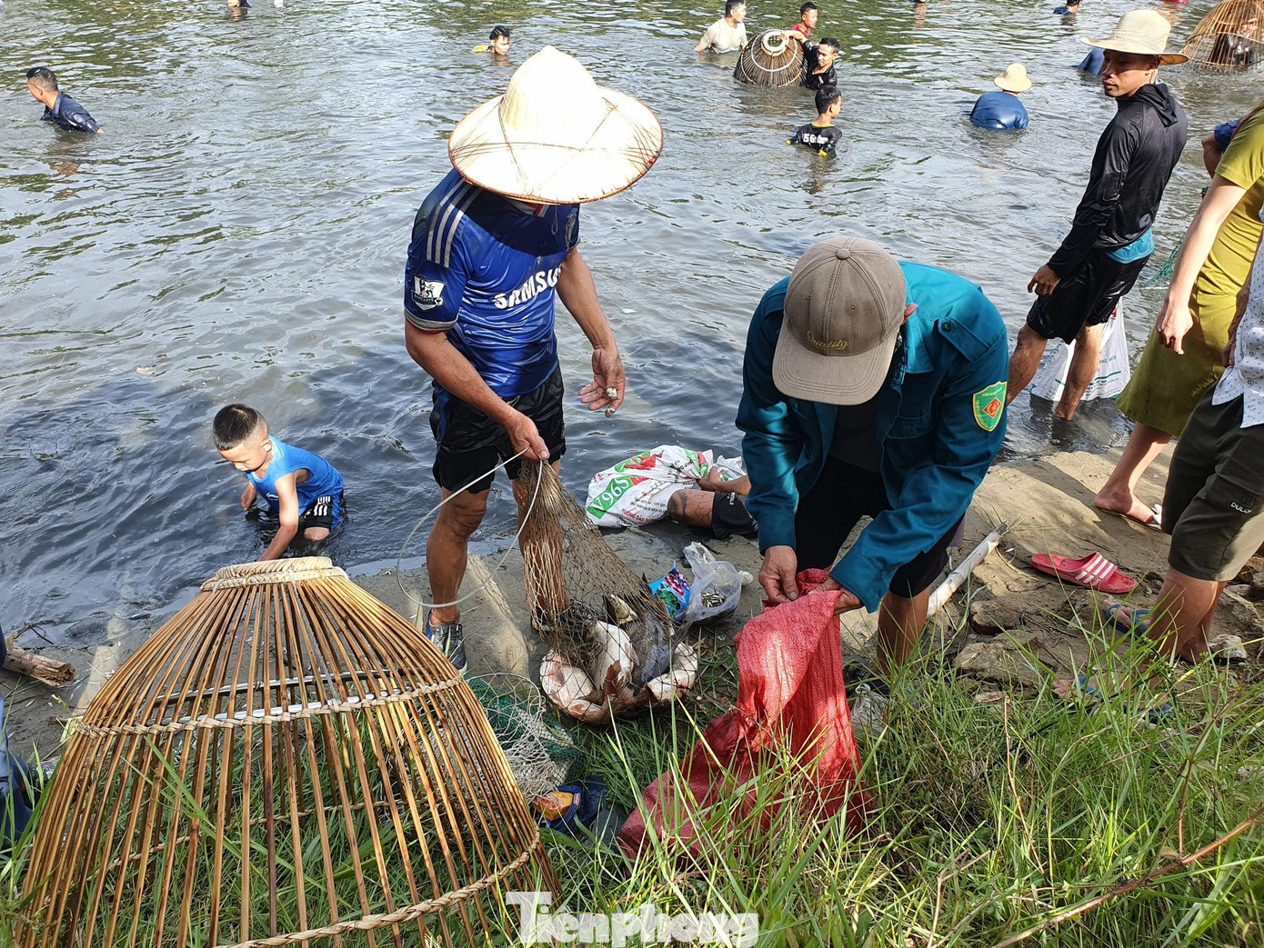 Sau hơn 2 giờ đồng hồ, một số “nơm thủ” đã bắt được cả chục kg cá các loại.