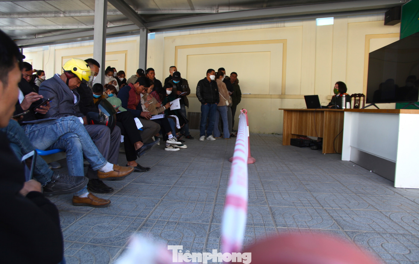 Do lượng người dân quá đông nên phòng Quản lý Xuất nhập cảnh đã sử dụng một khu vực rộng lớn để lắp thêm màn hình tivi to.
