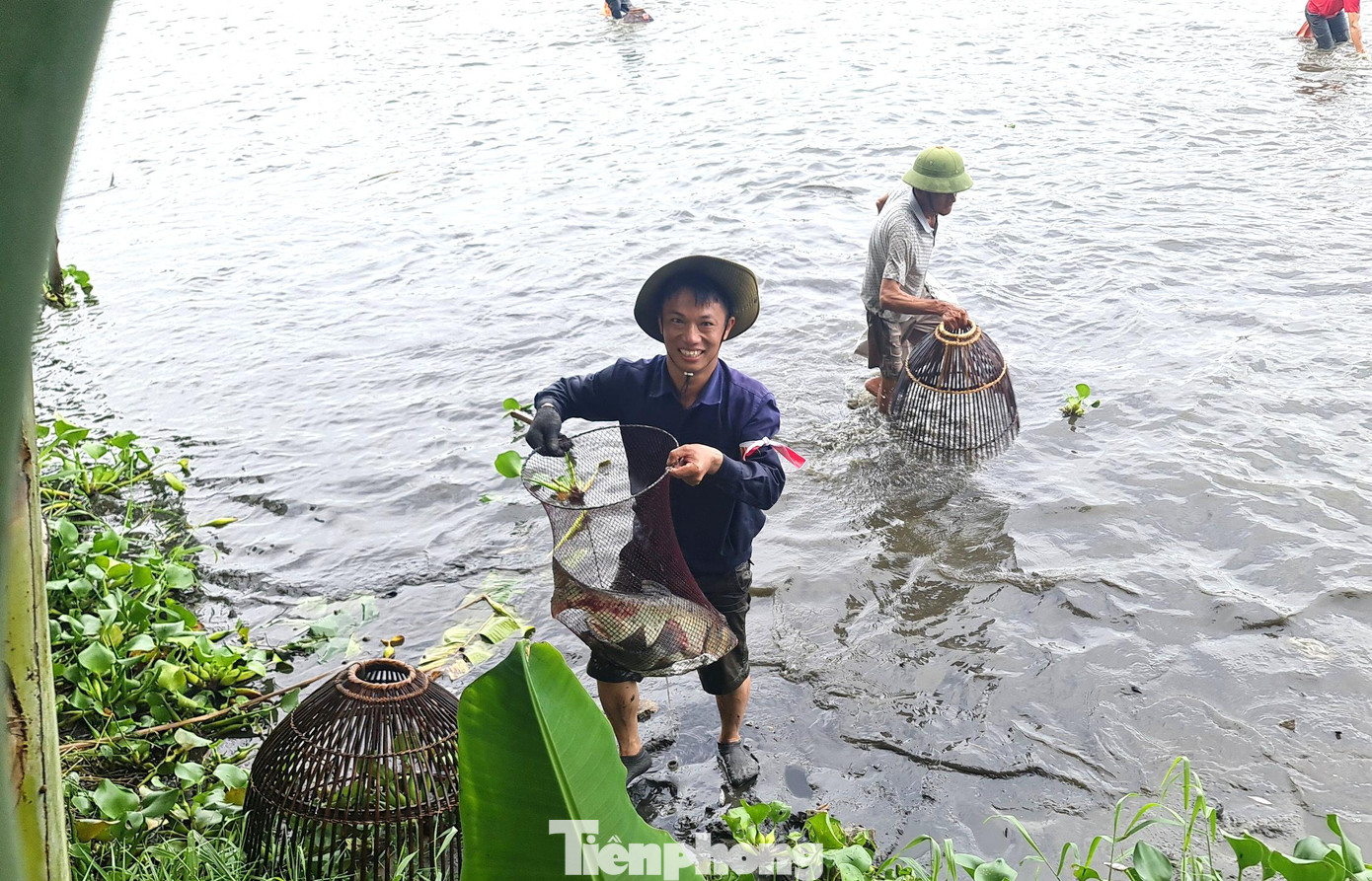 Tại buổi lễ, các "nơm thủ" đã bắt được nhiều loại cá như: Cá lóc, trắm, chép, rô phi, cá chim, mè… Sau 2 tiếng đồng hồ vật lộn với con nước, có nhiều "nơm thủ" đã đơm được những con cá có trọng lượng hơn 10kg.