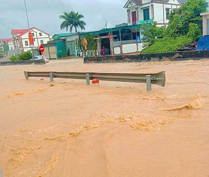 Một số đoạn QL 1A đoạn qua huyện Quỳnh Lưu bị ngập nặng Một số đoạn QL 1A đoạn qua huyện Quỳnh Lưu bị ngập nặng