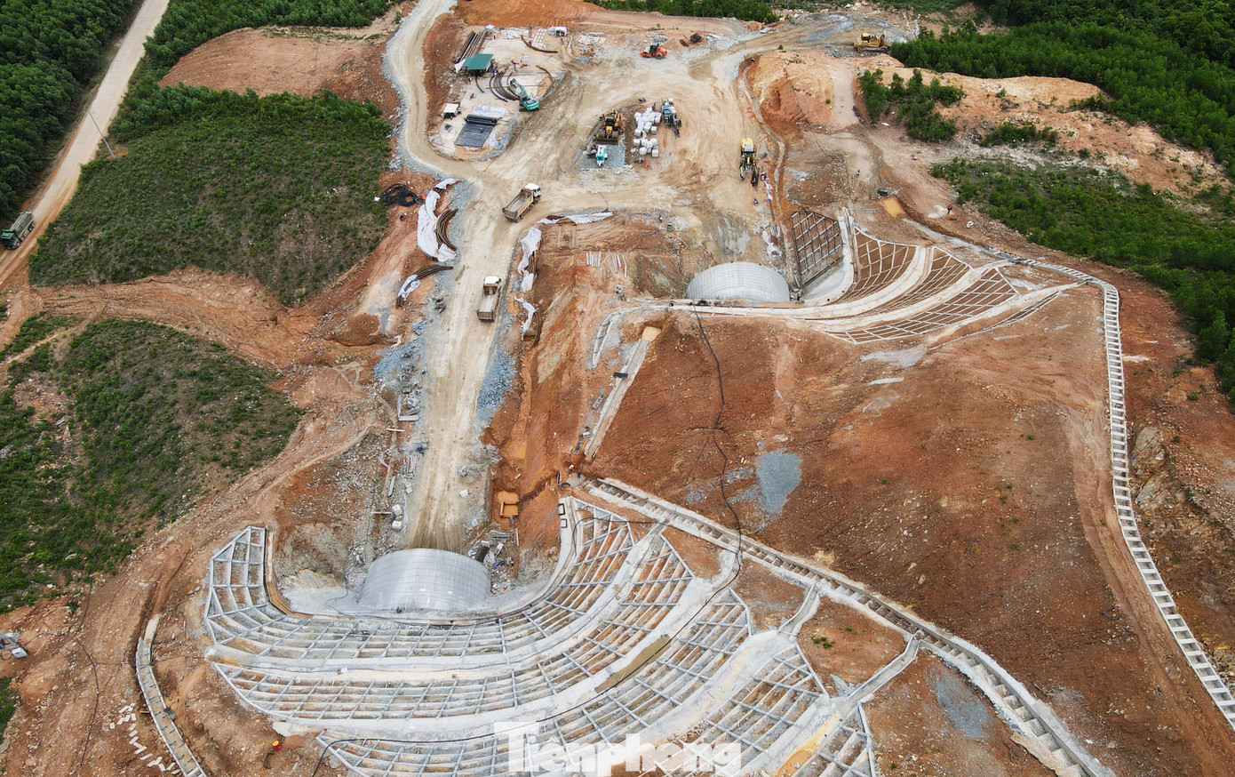 Trước khi tiến hành khoan, nhà thầu gia cố mái hầm, khoan bơm vữa cắm sắt neo mái taluy, tránh sụt trượt trong quá trình thi công.