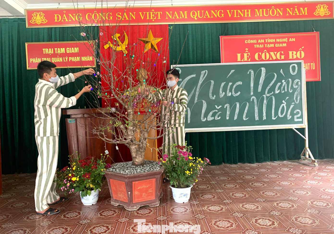 Mỗi người một tay để bữa cơm cuối năm sum vầy, ấm áp. Mỗi người một tay để bữa cơm cuối năm sum vầy, ấm áp.