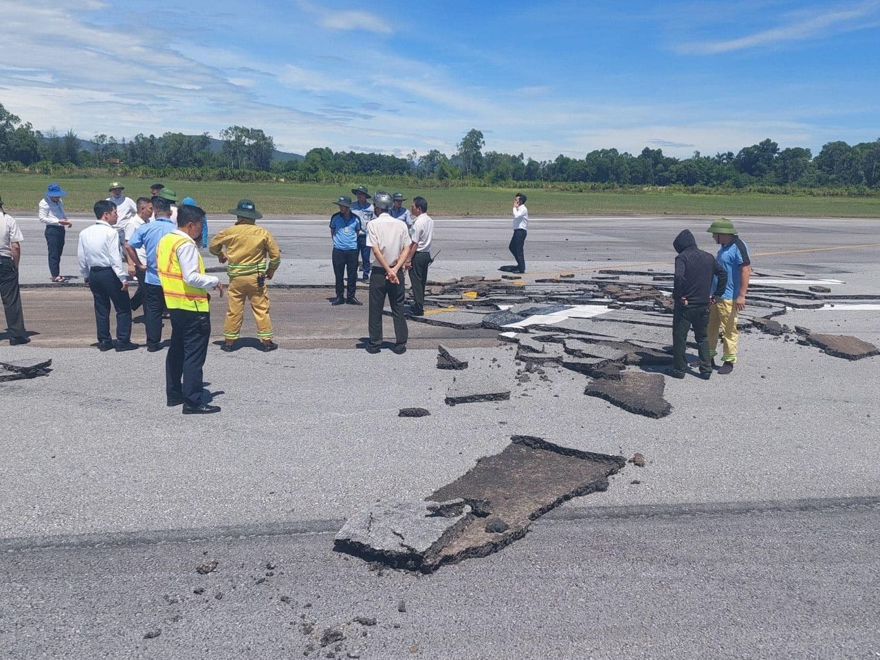 Các cơ quan chức năng khẩn trương sửa chữa từ chiều 3/7 đến sáng 4/7 được hoàn thiện.