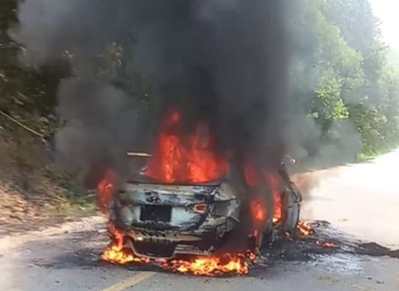 Chỉ trong chốc lát, chiếc xe bị bốc cháy trơ khung.