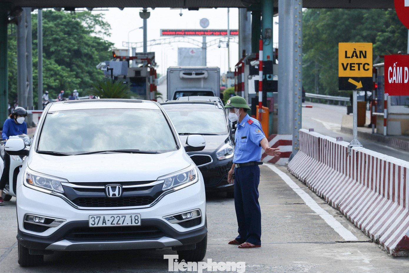 Người dân xuống đường quá đông trong ngày đầu thực hiện Giãn cách xã hội nên lực lượng kiểm soát tại chốt cũng làm việc với cường độ cao hơn. Người dân xuống đường quá đông trong ngày đầu thực hiện Giãn cách xã hội nên lực lượng kiểm soát tại chốt cũng làm việc với cường độ cao hơn.