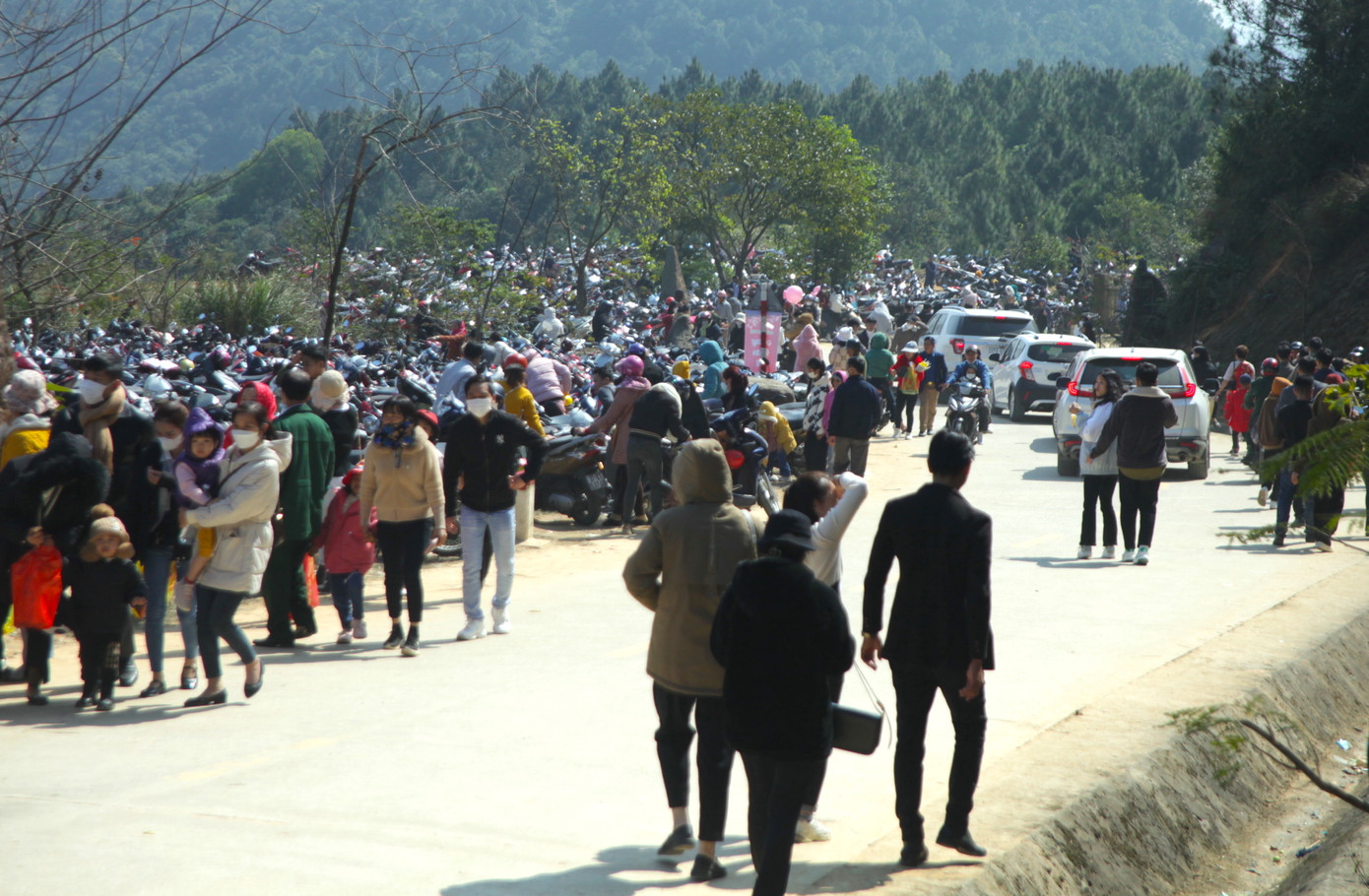 Nhiều du khách chọn phương án xuống xe vác đồ lễ và bắt xe ôm "tăng bo" từng đoạn. Nhiều đoạn, du khách buộc phải đi bộ để lên chùa.