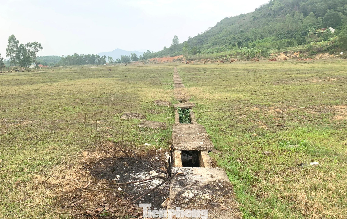 Hơn chục năm bỏ hoang, đến nay hạ tầng ở 2 khu tái định cư này đã bắt đầu hư hỏng. Hệ thống mương nước vỡ nắp, đường bê tông nứt nẻ…