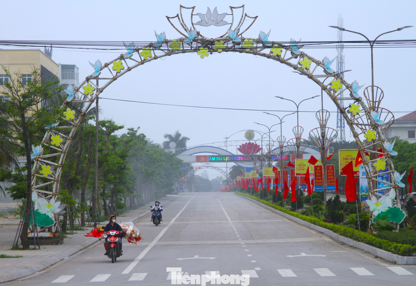 Đến thời điểm hiện tại, các tuyến đường ở Cửa Lò đã được dọn dẹp sạch sẽ, trang trí đèn led, cờ hoa để sẵn sàng cho ngày khai trương du lịch.