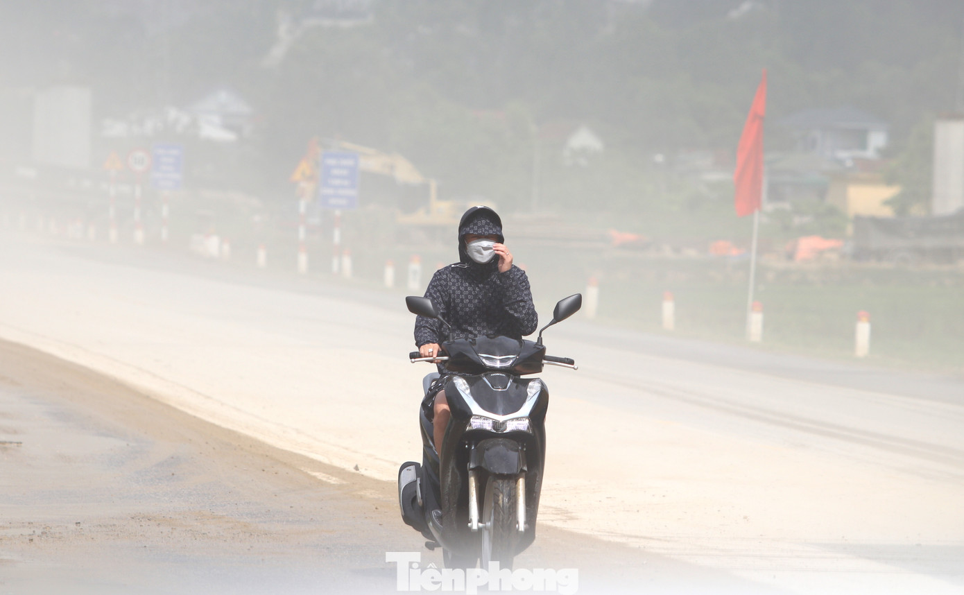 Người dân đi qua tuyến đường này đều phải bịt kín mặt mũi. Nhiều người còn dùng một tay điều khiển xe, một tay che chắn mặt tiềm ẩn nguy cơ mất an toàn giao thông.