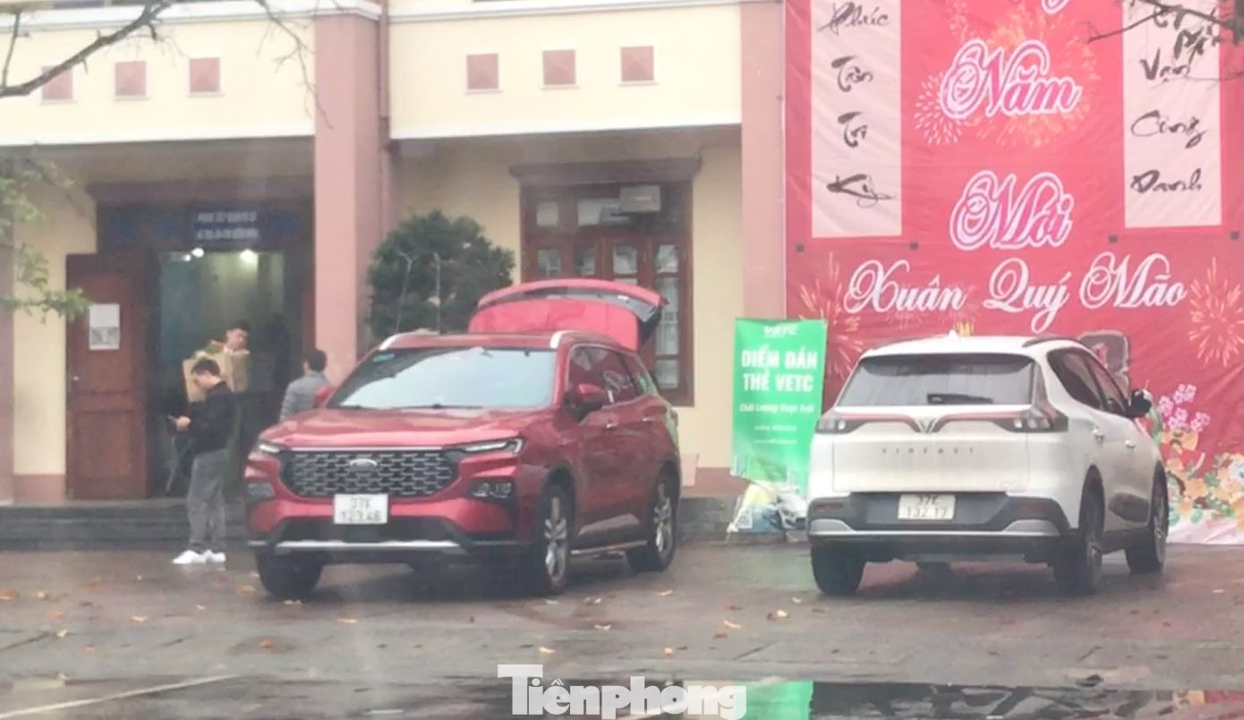 Công an mang ra xe nhiều tài liệu, các bộ máy tính đã được niêm phong để phục vụ điều tra. Công an mang ra xe nhiều tài liệu, các bộ máy tính đã được niêm phong để phục vụ điều tra.