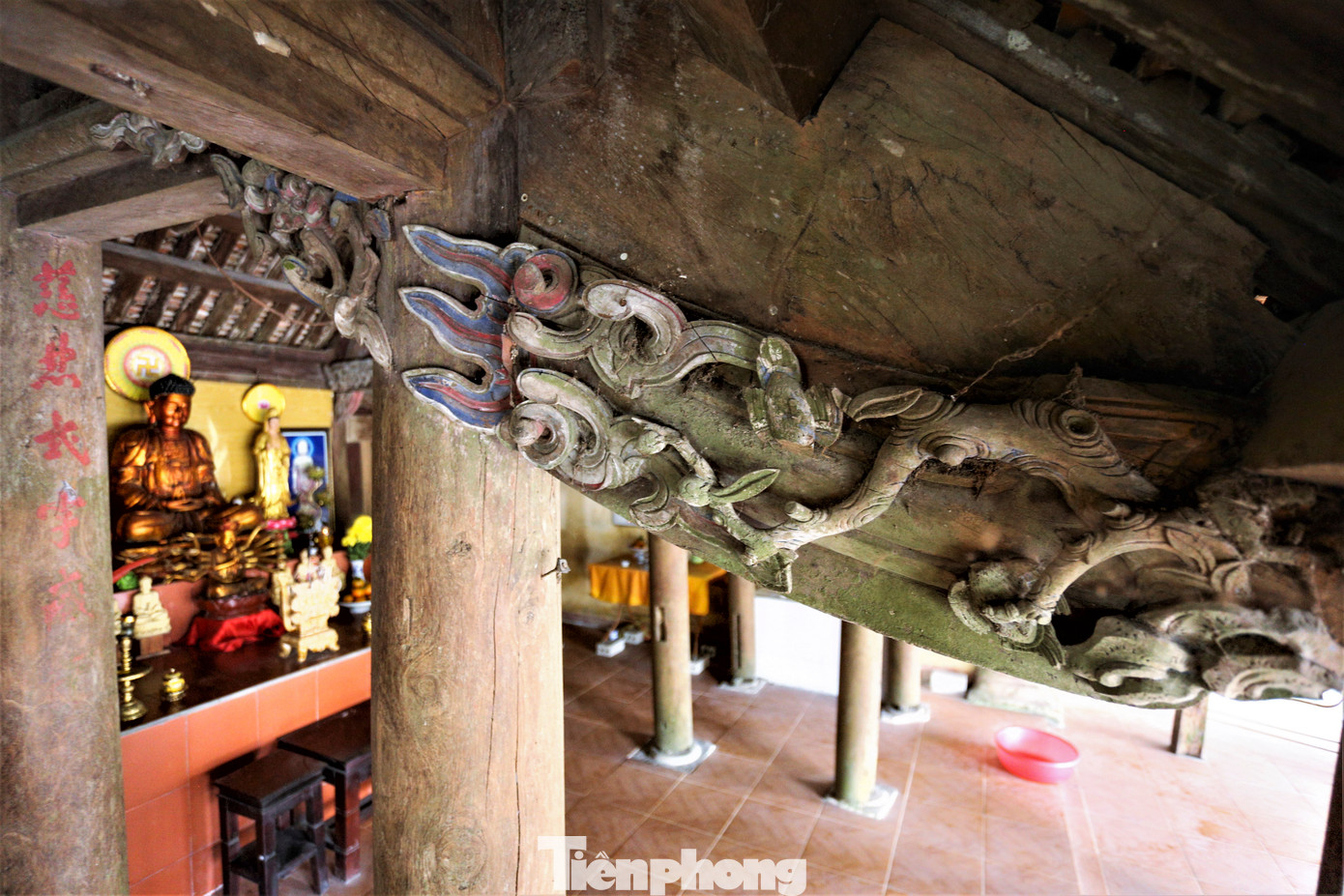 Nghệ thuật chạm lộng với các đề tài đầu rồng tinh xảo. Trên các thượng lương, kẻ ngồi, kẻ bẩy, xà dọc, ngang được chạm trổ cầu kỳ với hình đầu dơi, chim phượng, ngựa…