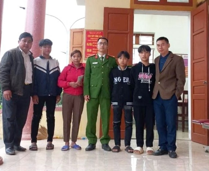 Khi được trao trả lại tiền, chị Hải rất vui mừng xúc động vì nghĩ sẽ chẳng bao giờ tìm lại được.