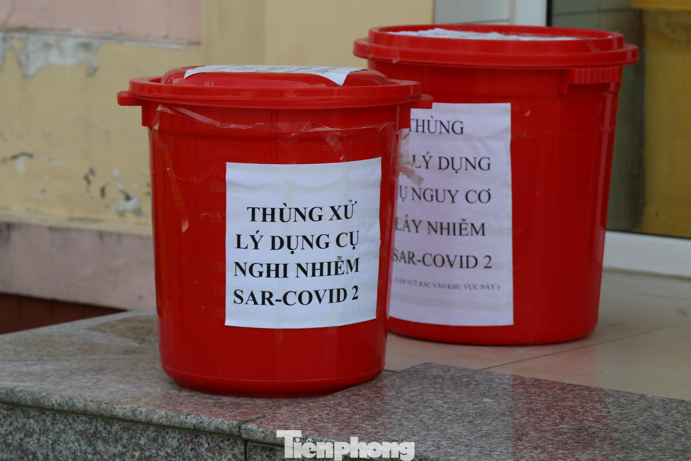 Thùng xử lý dụng cụ nguy cơ lây nhiễm SARS-CoV-2 được đặt trước các khu điều trị, cách ly và được phân loại rõ ràng.