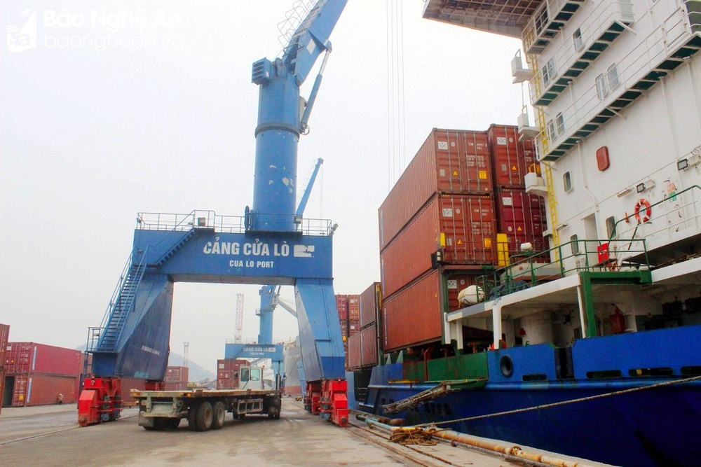 Hoạt động xuất khẩu hàng hóa tại cảng Cửa Lò.