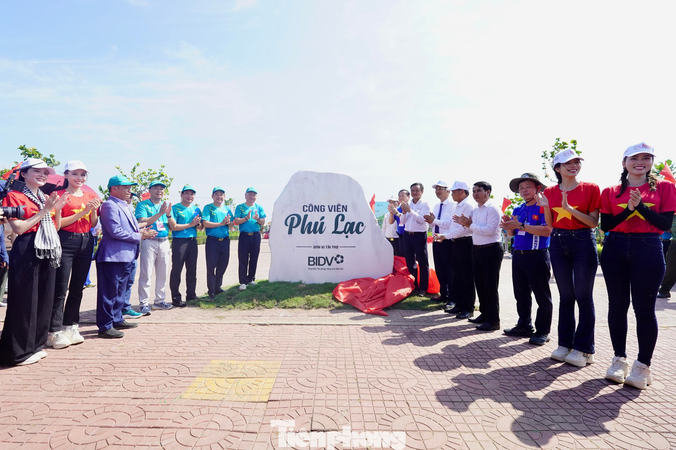 Đại biểu mở biển công trình cải tạo cảnh quan công viên Phú Lạc và mở biển công trình cây xanh. Đại biểu mở biển công trình cải tạo cảnh quan công viên Phú Lạc và mở biển công trình cây xanh.