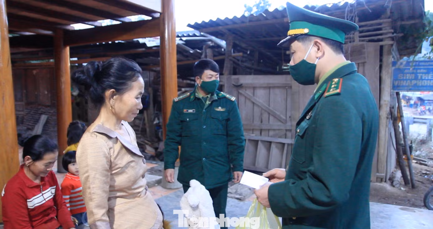 Tết của người lính biên phòng bao giờ cũng gắn với Tết của tình quân dân nơi biên giới. Họ đến với bà con giống như được trở về nhà, trong sự đón tiếp nồng hậu, chân tình.